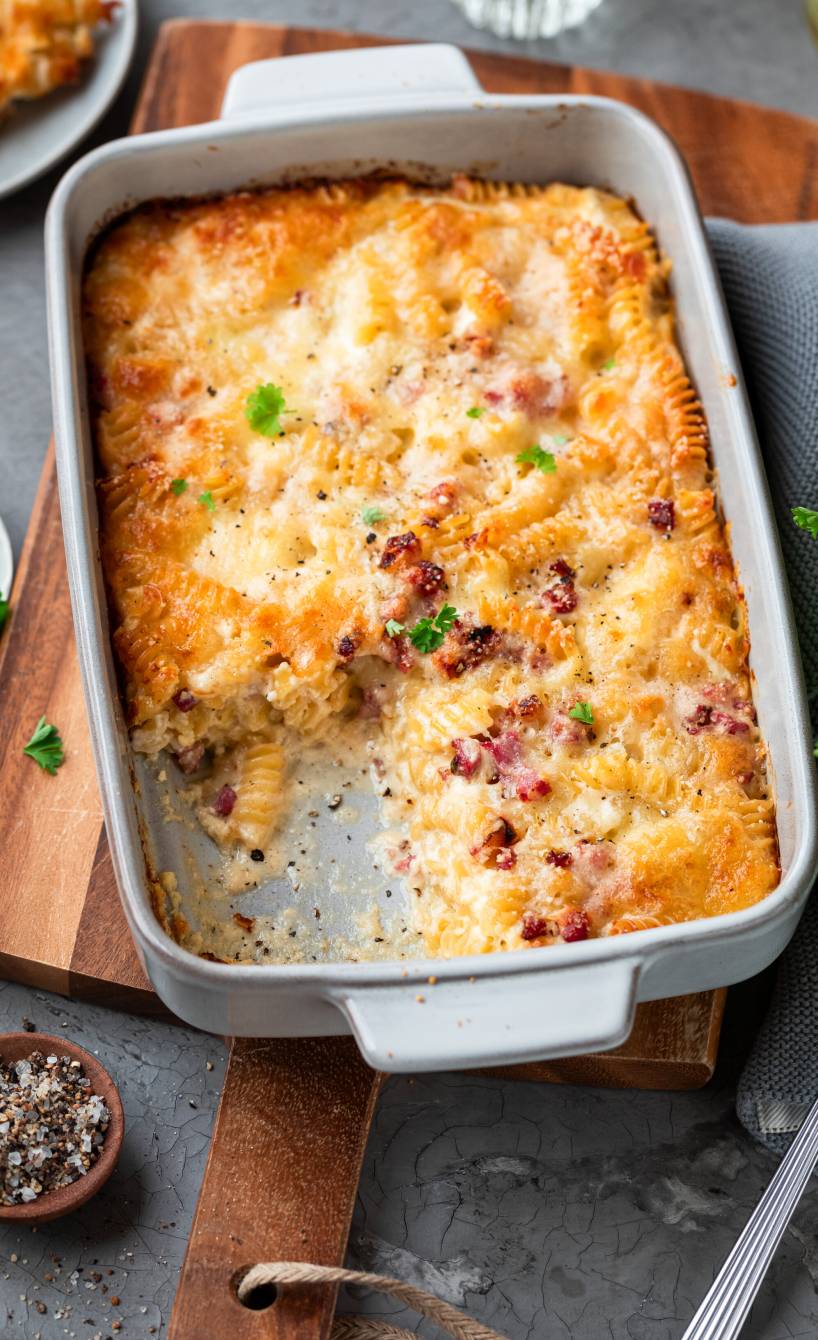 Gebackener Carbonara-Nudelauflauf angeschnitten in einer Auflaufform