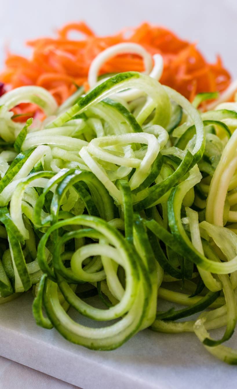 Low-Carb-Nudeln aus verschiedenen Gemüsesorten auf einem Teller