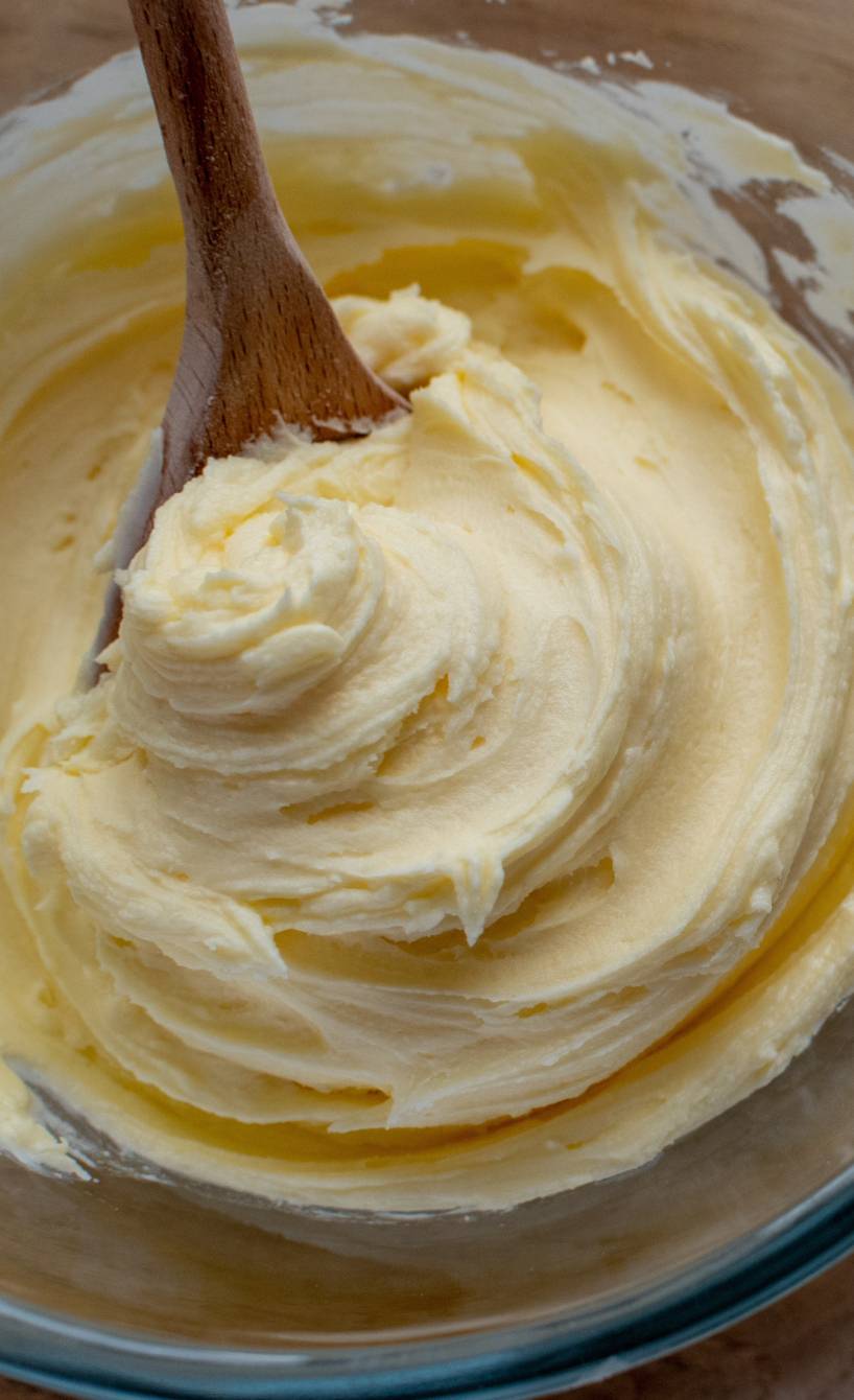 Italienische Buttercreme wird gerade gerührt