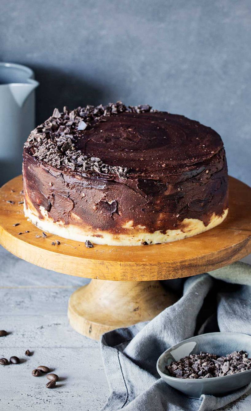 Selbstgebackene Eiskaffee Torte mit Naked Cake Optik auf einer Tortenplatte aus Holz