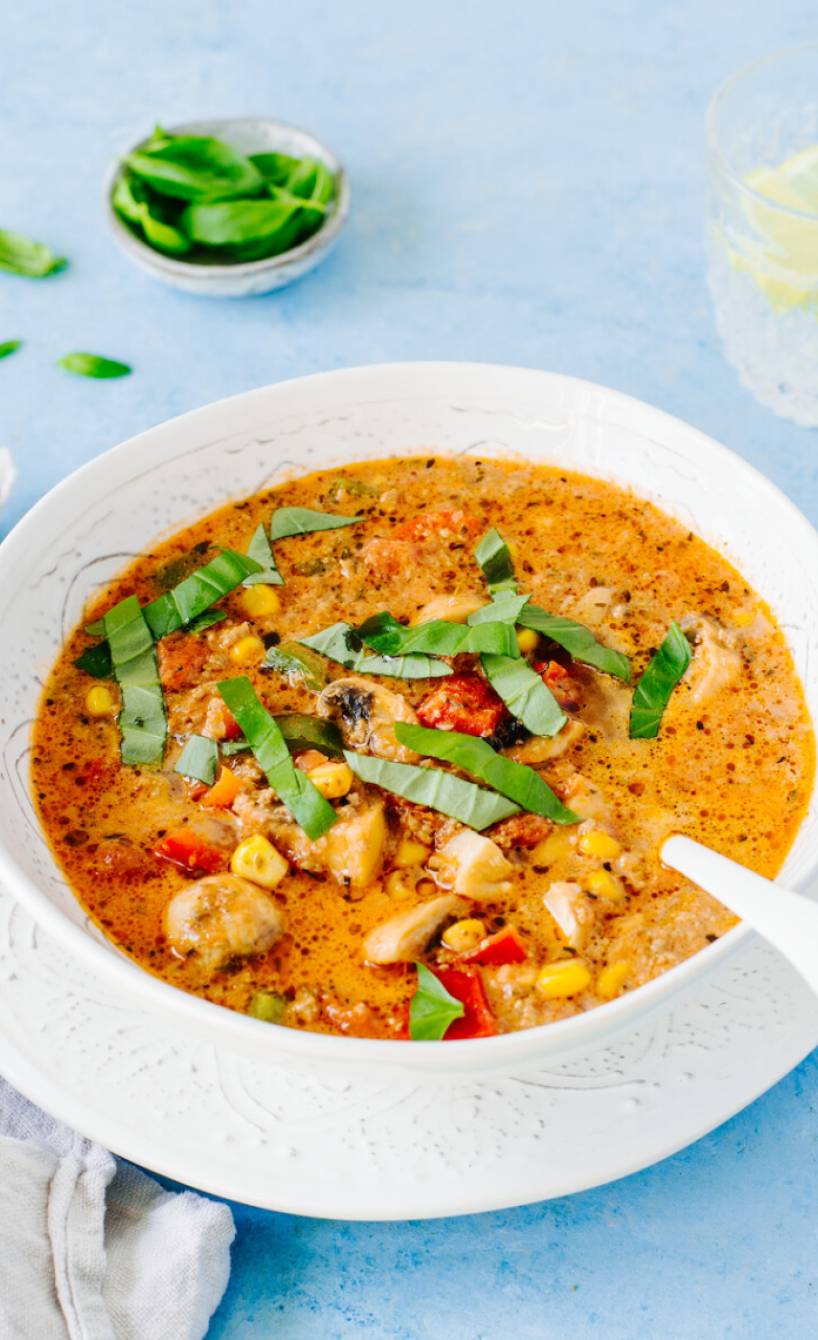 Eine Portion Pizzasuppe mit Hackfleisch, gemüse und Schmelzkäse auf einem Suppenteller