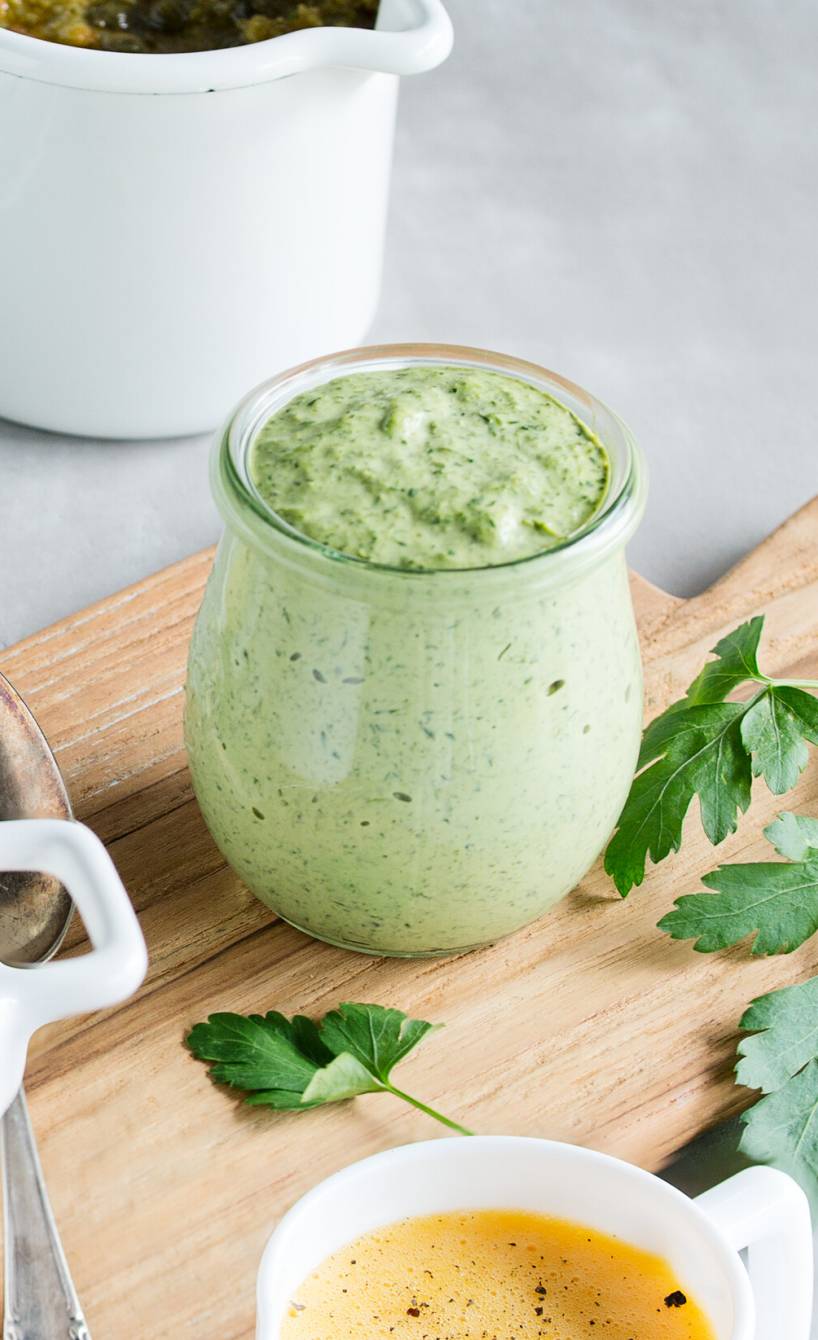 Ein Glas Sauce vénitienne und andere selbst gekochte Soßen auf einem Tisch