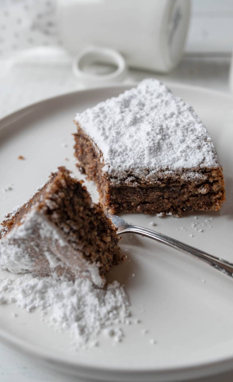 Ein Stück Torta Caprese Schokoladenkuchen ohne Mehl auf einem Dessertteller