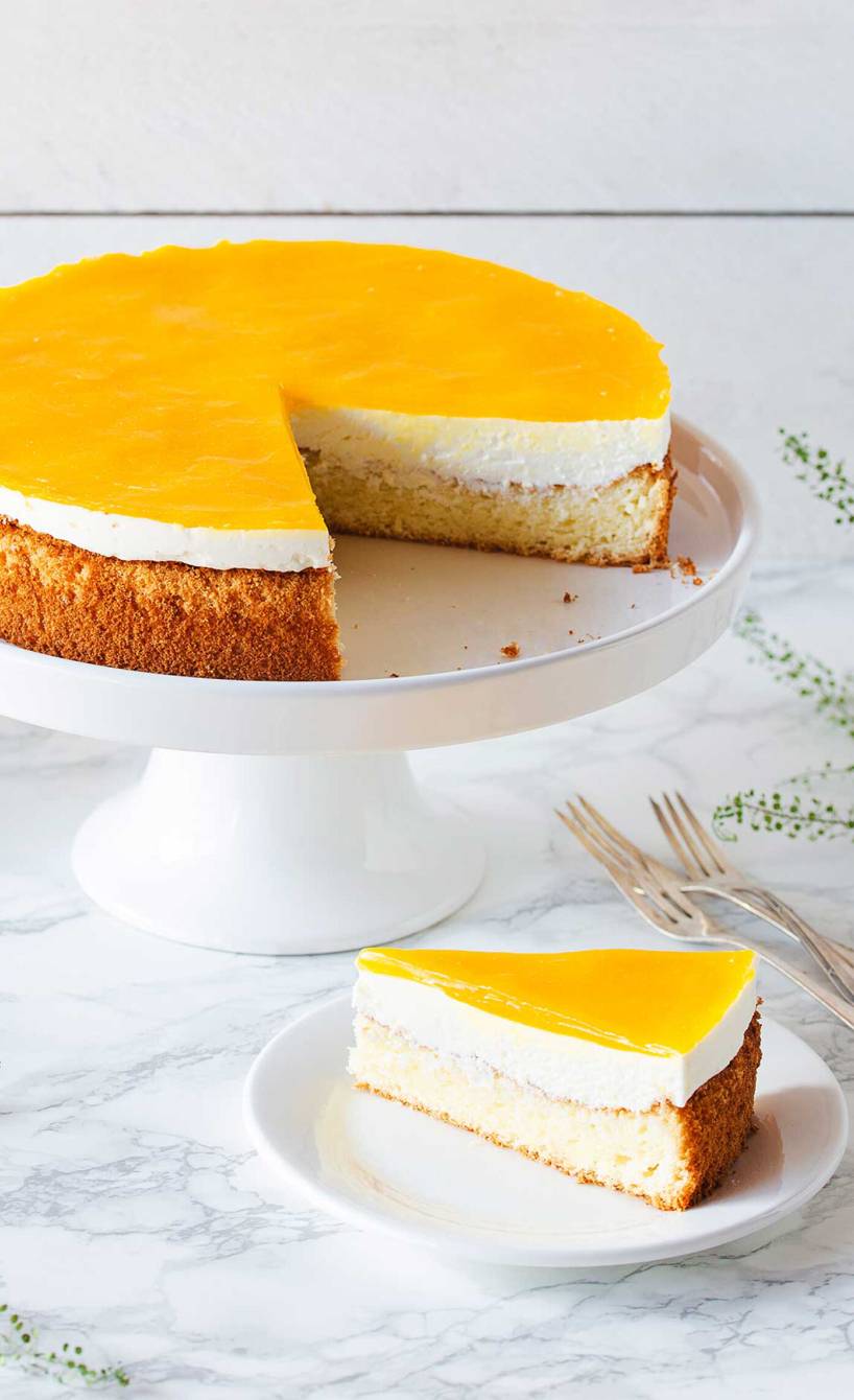 Selbstgebackene Solerotorte angeschnitten auf einer Tortenplatte