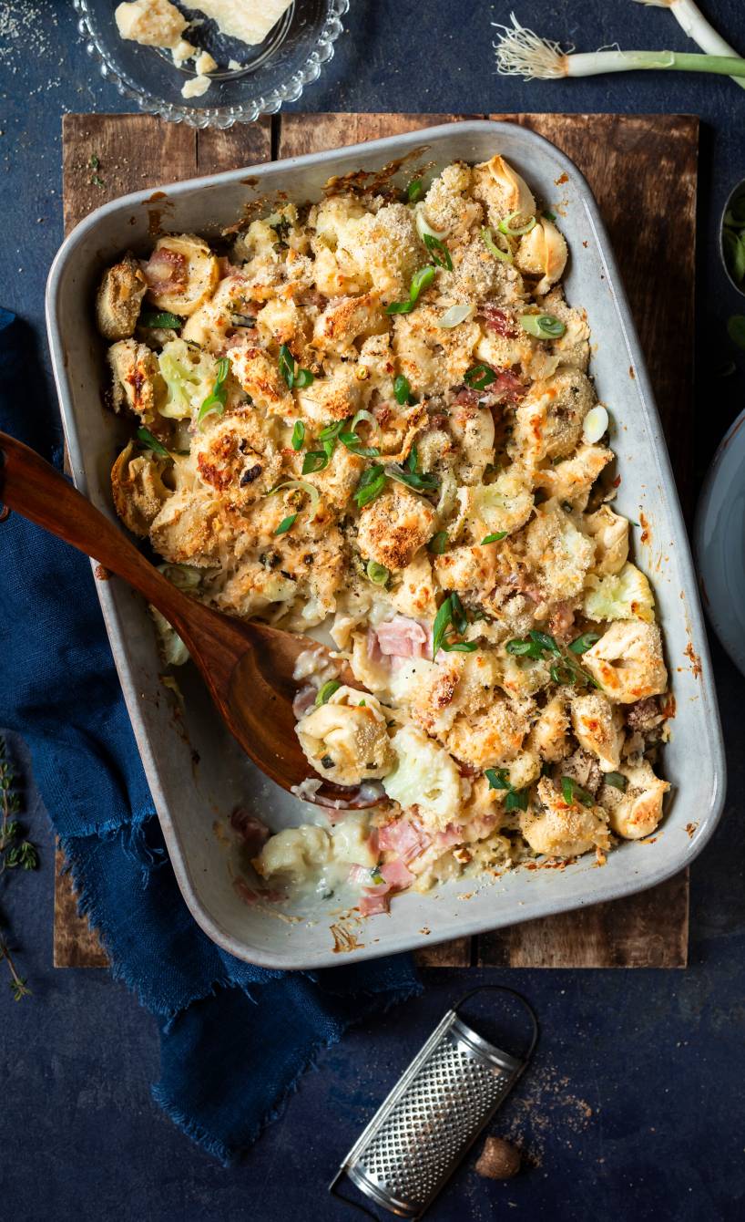 gebackener Blumenkohl-Tortellini-Auflauf mit Prosciutto und Käse-Brösel-Kruste in einer Auflaufform