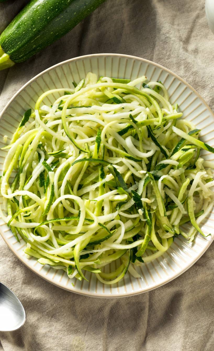 Selbstgemachte Zucchini-Nudeln auf einem Teller
