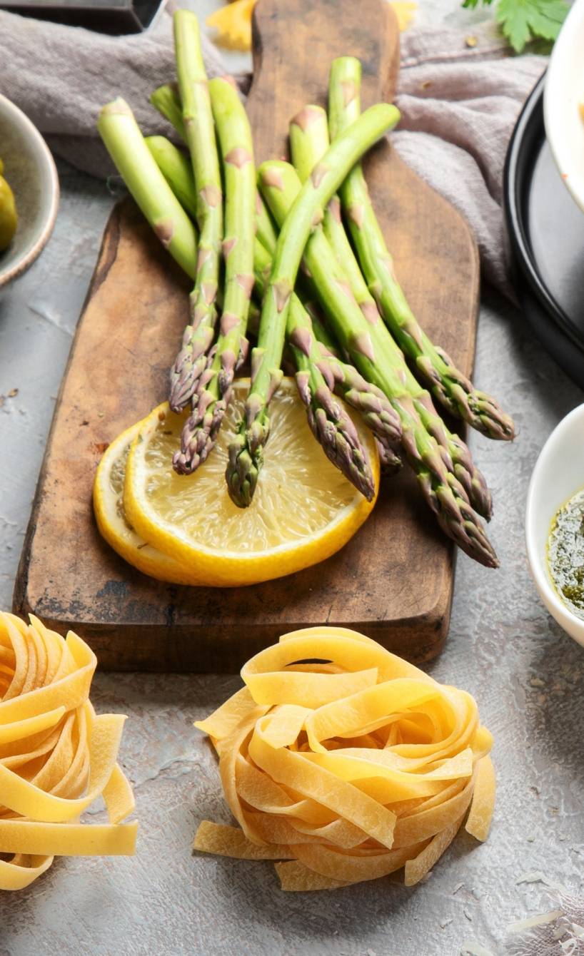 Mehrere italienische Pastagerichte mit saiosnalem Gemüse wie Spargel und verschiedenen Nudelsoßen auf einem Tisch