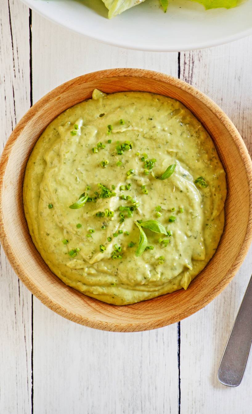 Selbstgemachtes grünes Spargelpesto in einer Schale