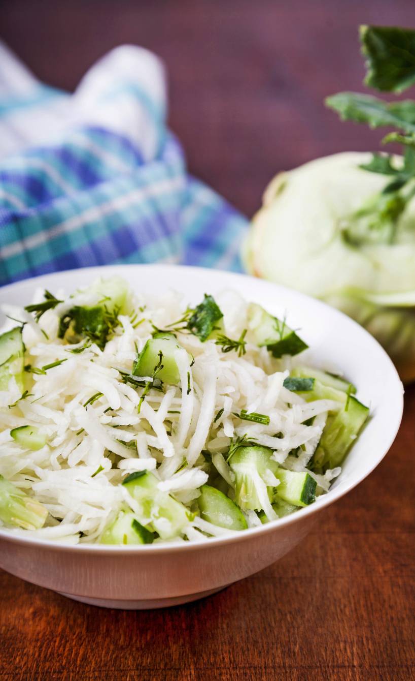 Eine Portion veganer Kohlrabi-Gurke-Salat in einer Salatschüssel