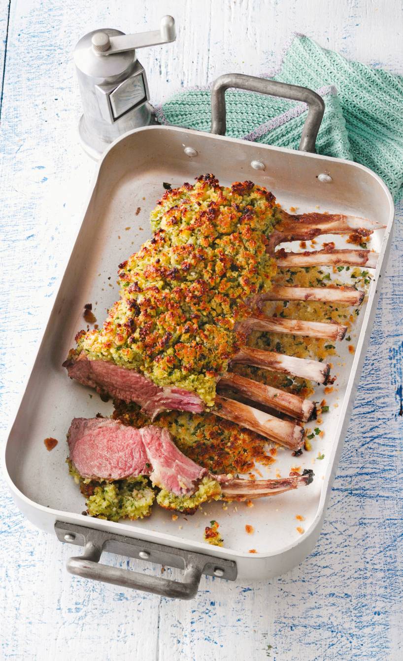 Gratiniertes Lammkarree mit Kräuter-Walnuss-Kruste angeschnitten in einer Ofenform