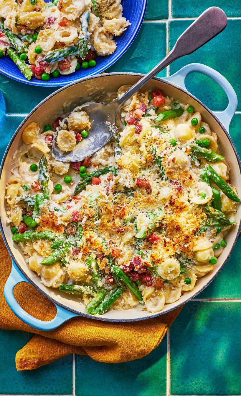 Nudelauflauf mit grünem Orecchiette, grünem Spargel und Pancetta in einer Auflaufform