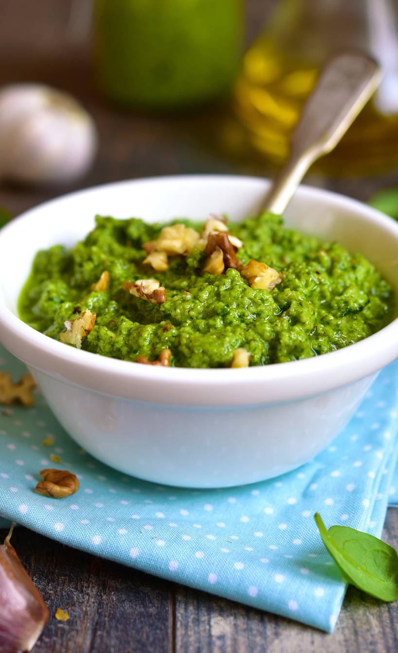 Selbstgemachtes Spinat-Pesto in einer Schale getoppt von Walnusskernen