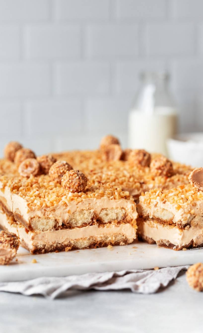 Geniale Giotto-Torte ohne Backen angeschnitten auf einer Marmorplatte