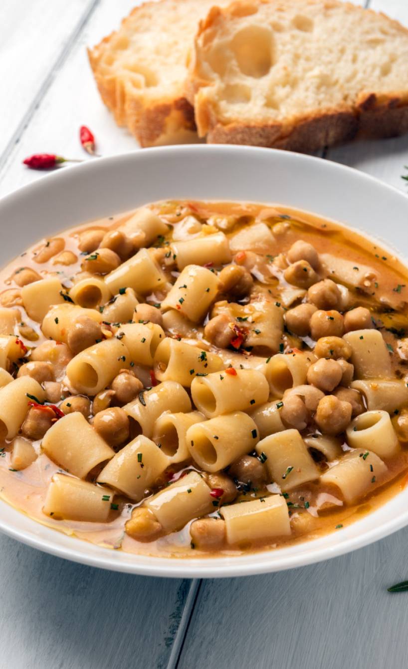 Pasta e Ceci Cremiger Kichererbsen-Pasta One Pot angerichtet auf einem tiefen Teller, daneben eine Scheibe Ciabatta