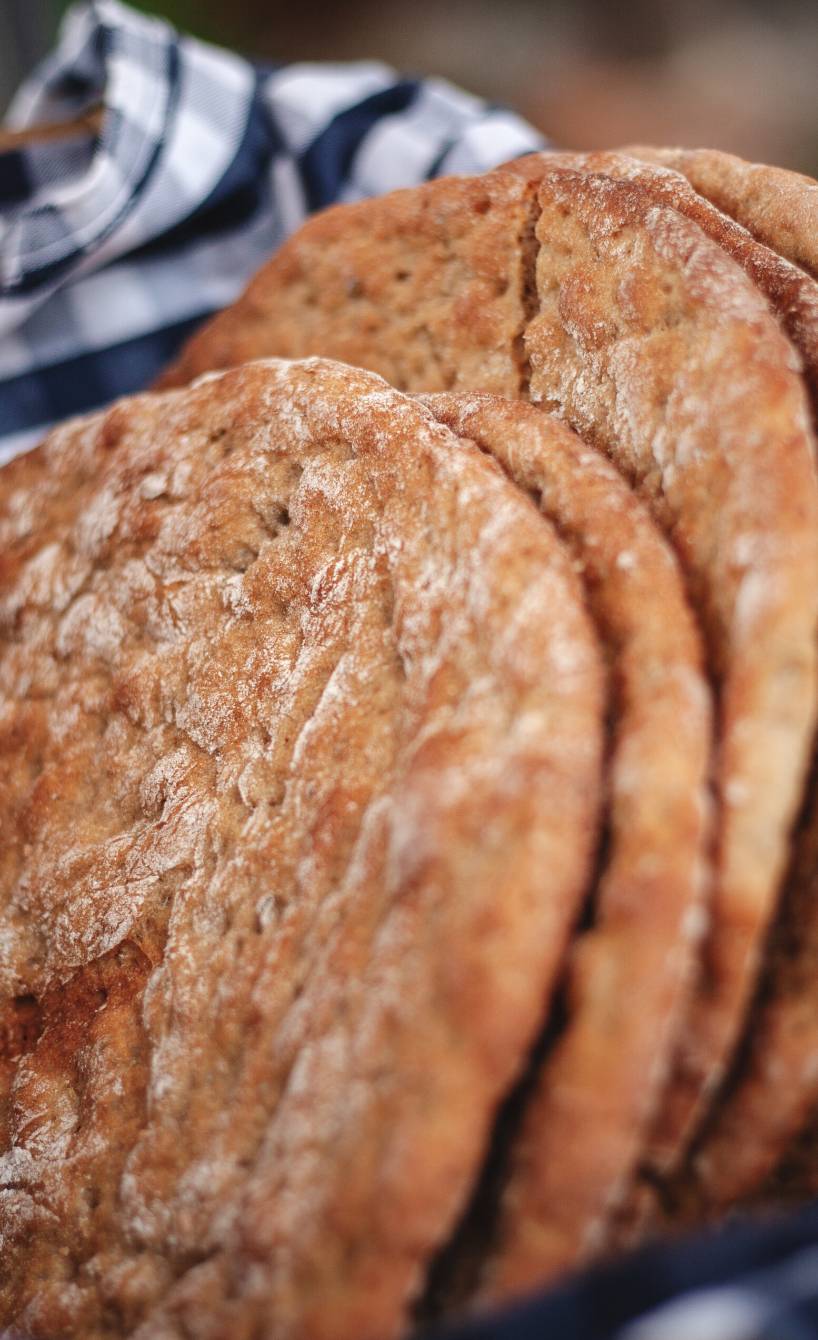 Selbstgebackenes südtiroler Schüttelbrot in einem Brotkorb
