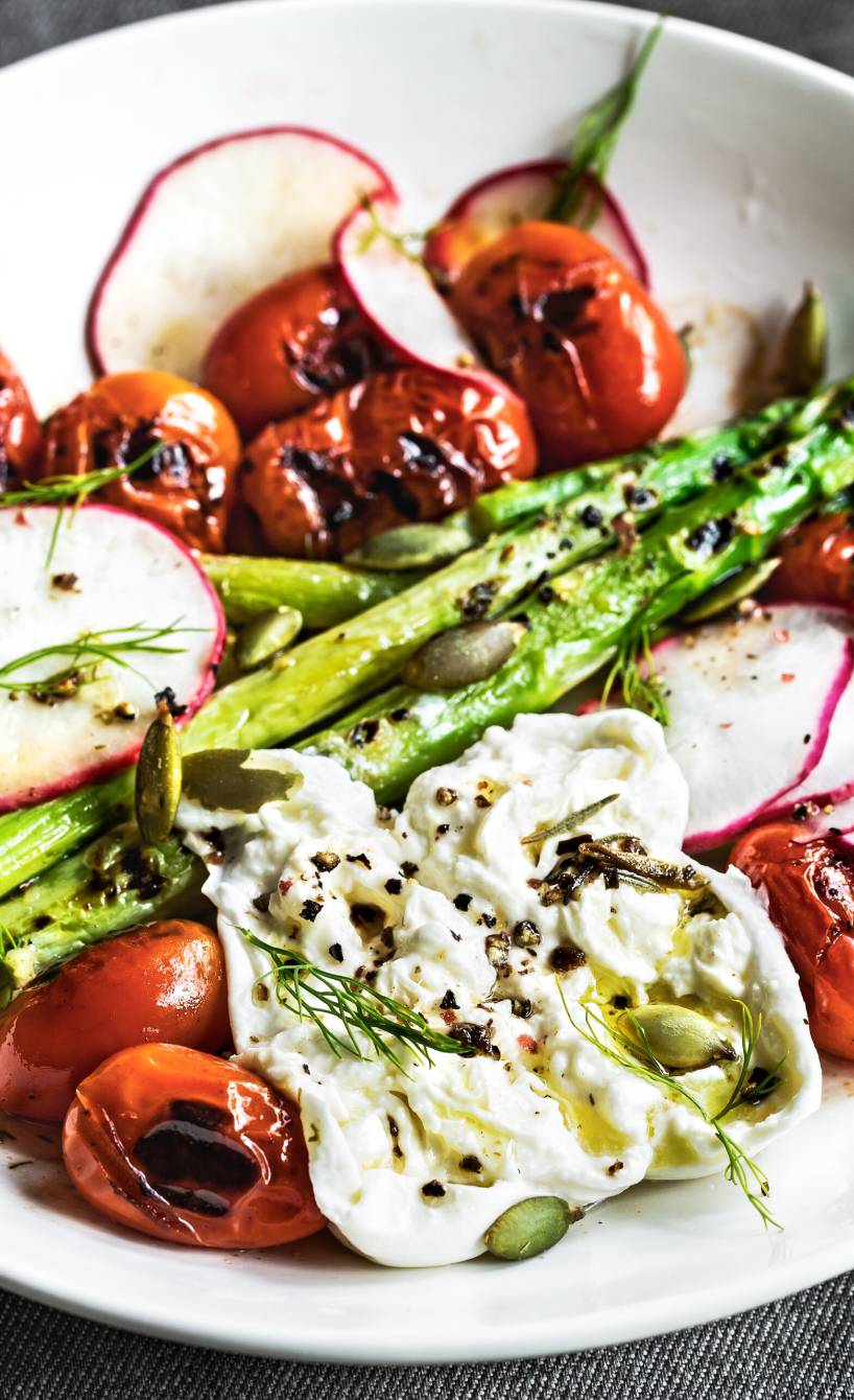 Italienischer Spargelsalat mit Kirschtomaten und Burrata