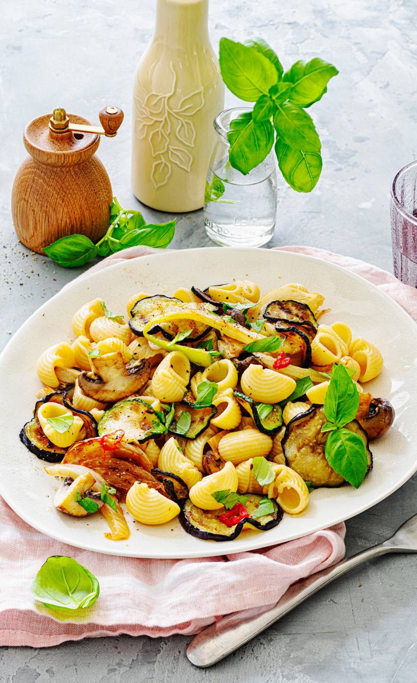 Aglio e olio Nudelsalat mit Grillgemüse angerichtet auf einem Pastateller