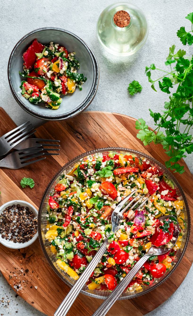 Bunter Low-Carb-Gemüsesalat mit Hüttenkäse in 20 Minuten