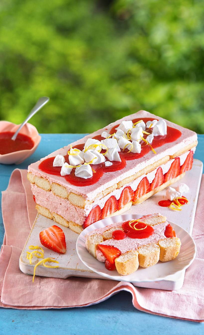 Erdbeer-Tiramisu-Kühlschranktorte angerichtet auf einer Tortenplatte auf einem Gartentisch