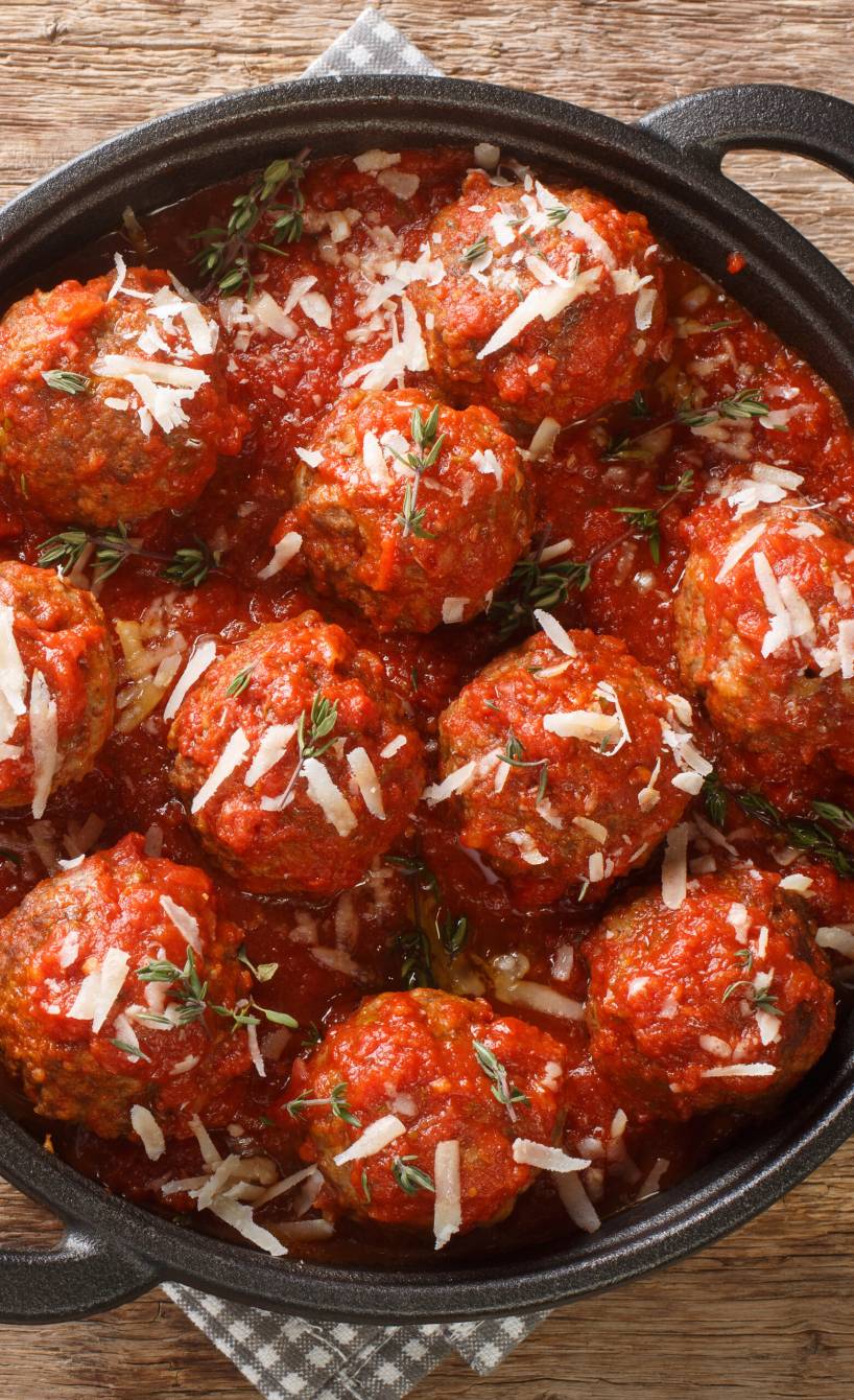 Selbstgemachte Polpette al Sugo in einer Pfanne auf einem Tisch