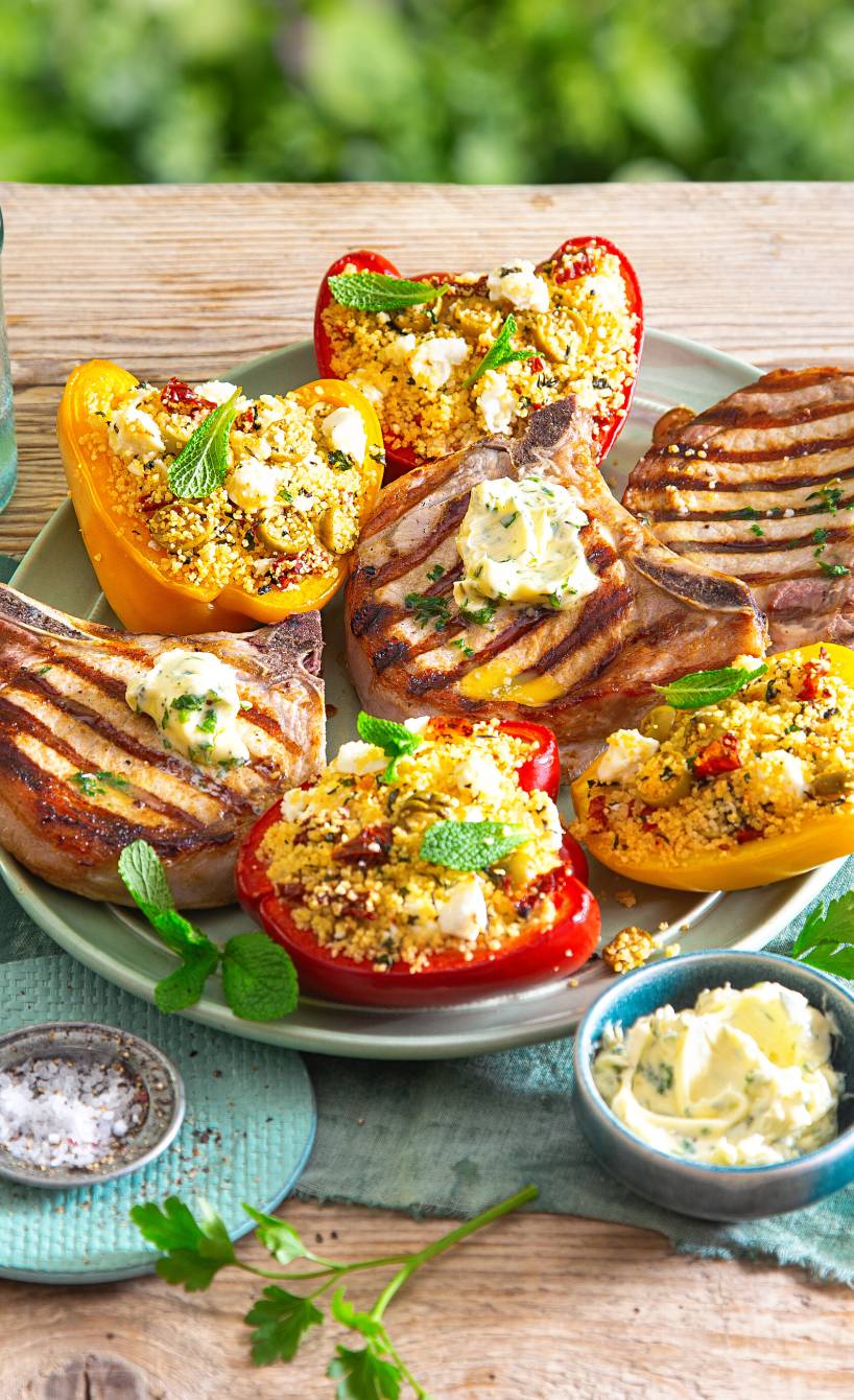 Saftiges Schweinekotelett und gefüllte Paprika mit Couscous vom Grill