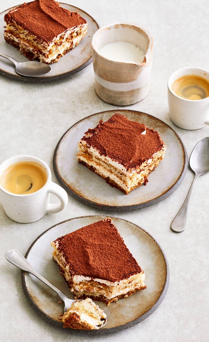 Mehrere Stücke Tiramisu mit Eischnee und Marsala auf Desserttellern auf einem Tisch