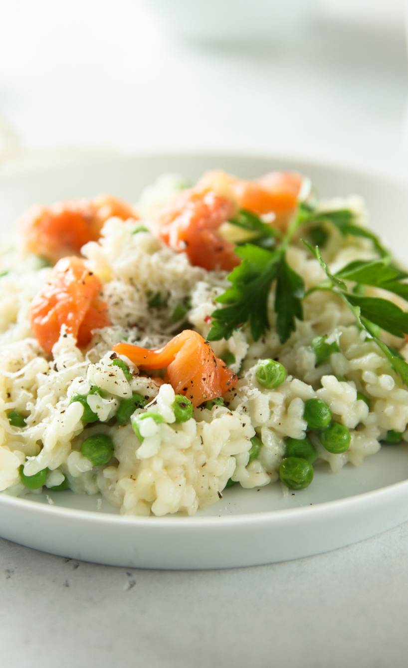 Selbstgekochtes Risotto mit Erbsen und Lachsstücken