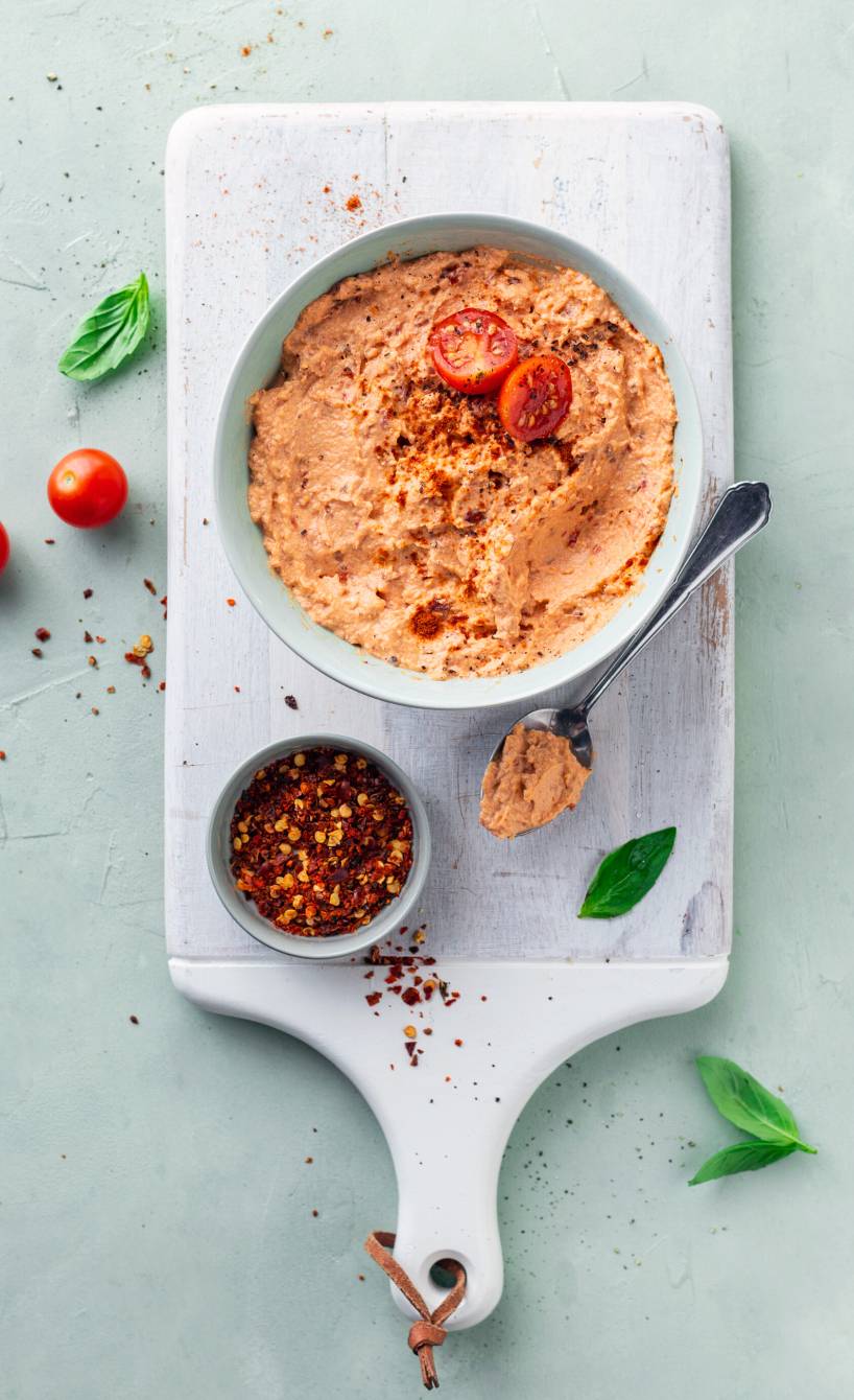 Selbstgemachter Tomaten-Mozzarella-Dip in einer Schüssel