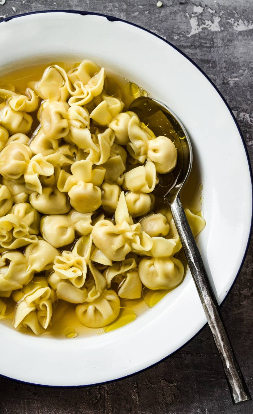 Selbstgemachte Cappelletti in Brühe in einem Suppernteller