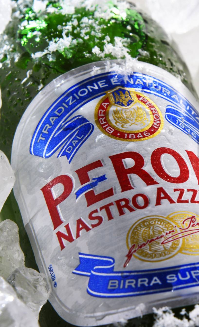 Eine Flasche Peroni Bier in Eiswürfeln liegend Eine Flasche Peroni Bier in Eiswürfeln liegend