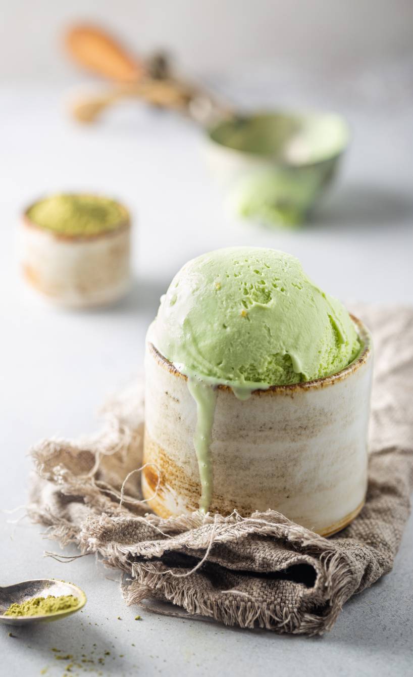 Eine Kugel selbstgemachtes Matcha-Eis in einer Eisschale