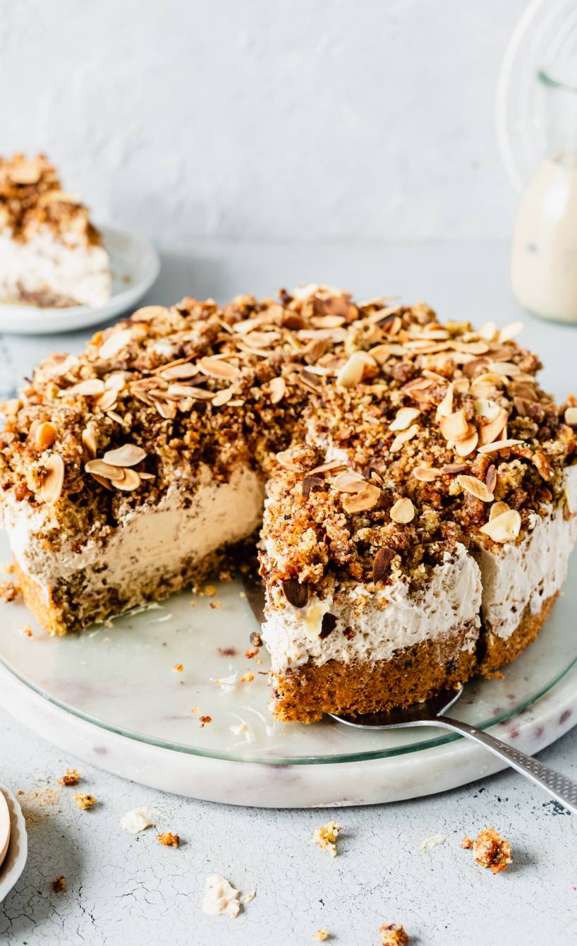 Selbstgebackene Eiskaffee-Torte angeschnitten auf einer Tortenplatte