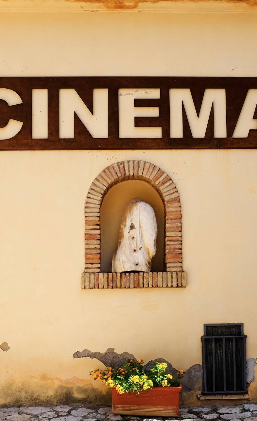 Beschriftung eines Kinos an einer Hauswand in San Felice Circeo, Lazio, Italien