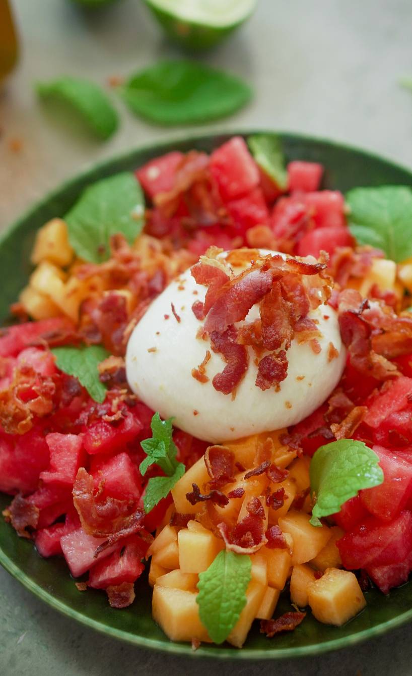 Melonen-Salat getoppt von einer Kugel Burrata und gebratenem mit Pancetta