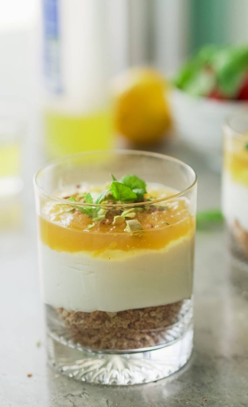 Zwei Dessertgläser mit No-Bake Limoncello-Cheesecake auf einem Tisch
