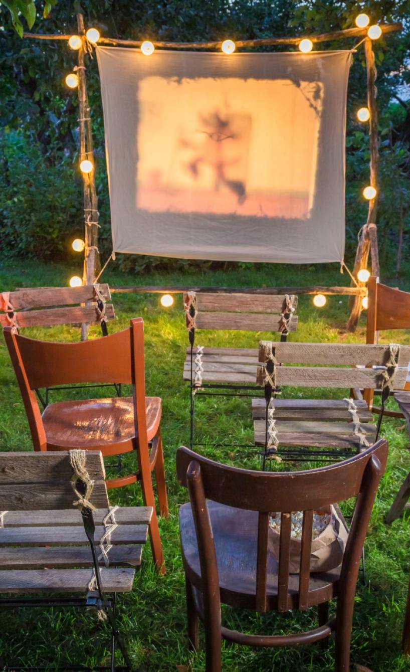 Selbstgebautes Sommerkino in einem Garten Selbstgebautes Sommerkino in einem Garten