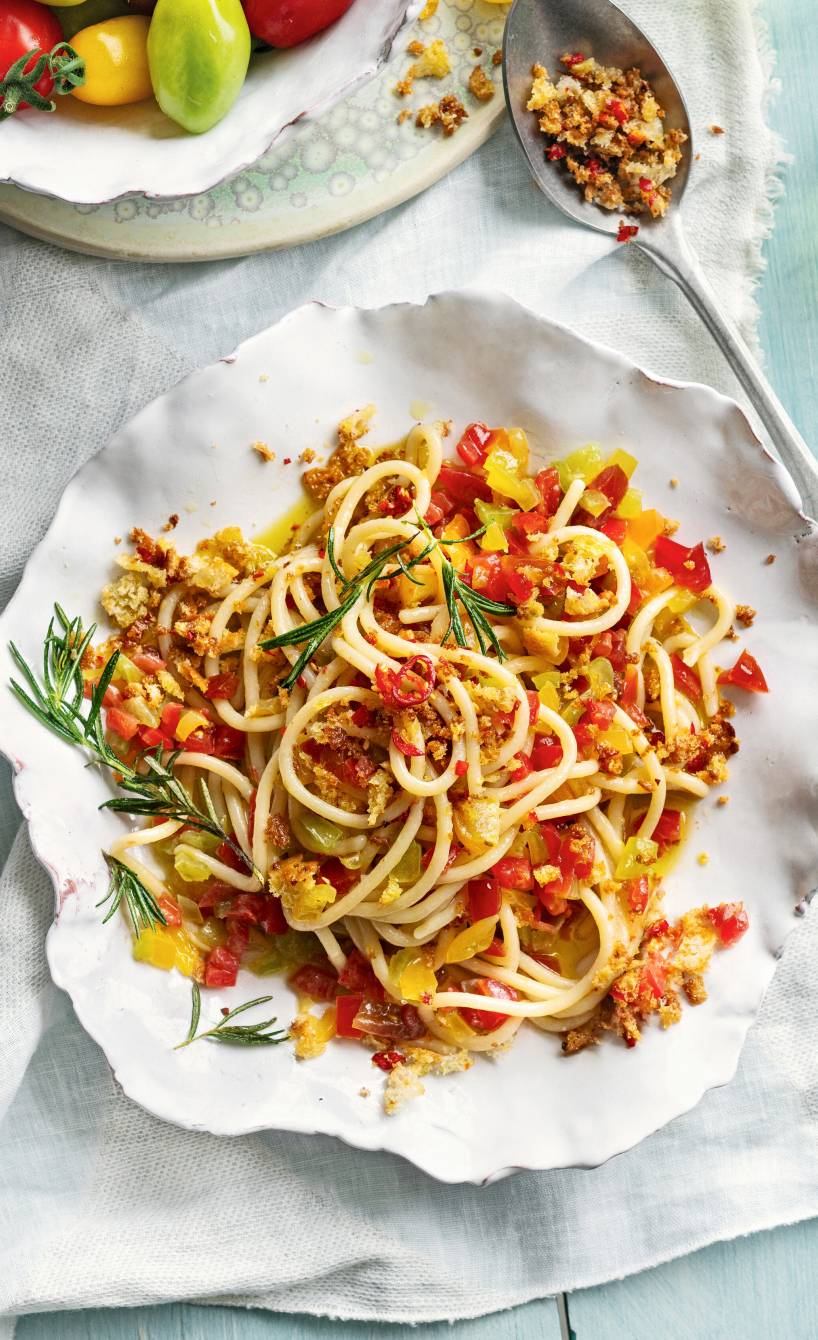 Pici Nudeln mit roher Tomatensoße angerichtet auf einem Pastateller