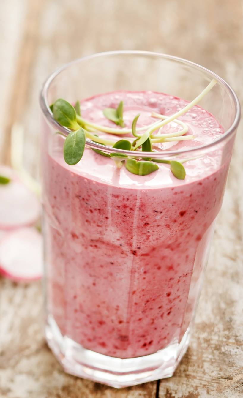Selbstgemixter Radieschen-Buttermilch-Drink in einem Glas garniert mit Kresse auf einem Holztisch