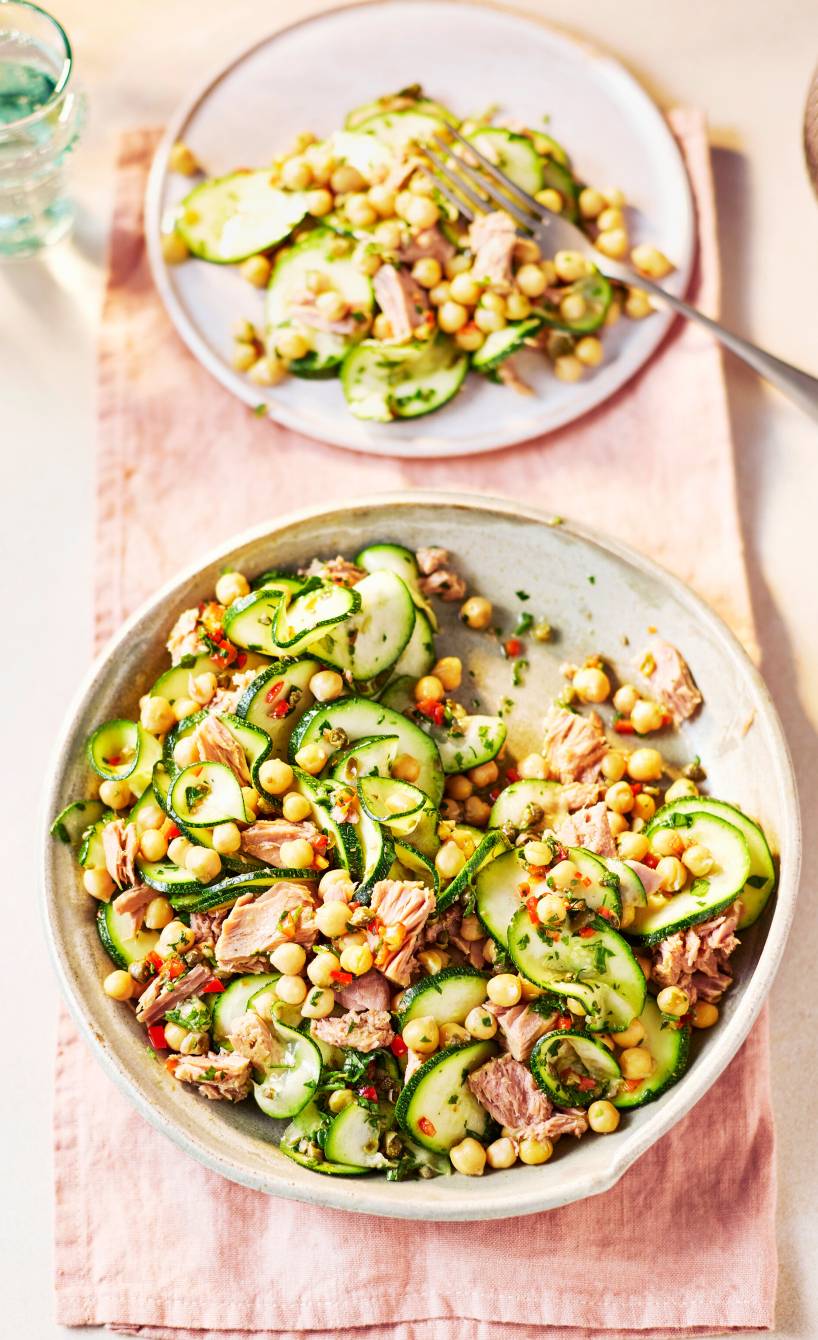 Zucchini-Kichererbsensalat mit Thunfisch angerichtet in einer Salatschüssel auf einem Tisch
