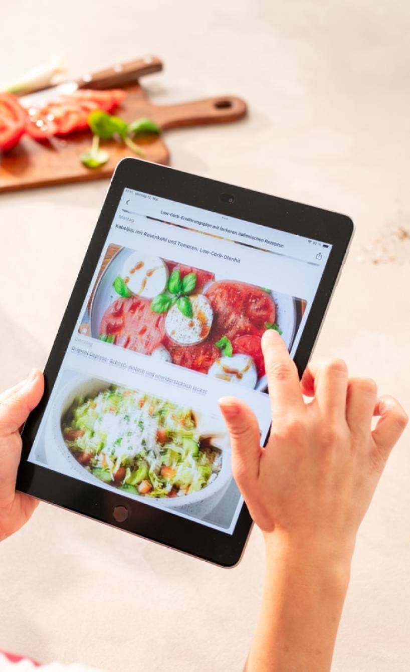 Serena Loddo scrollt auf einem Tablet durch die So isst Italien-App