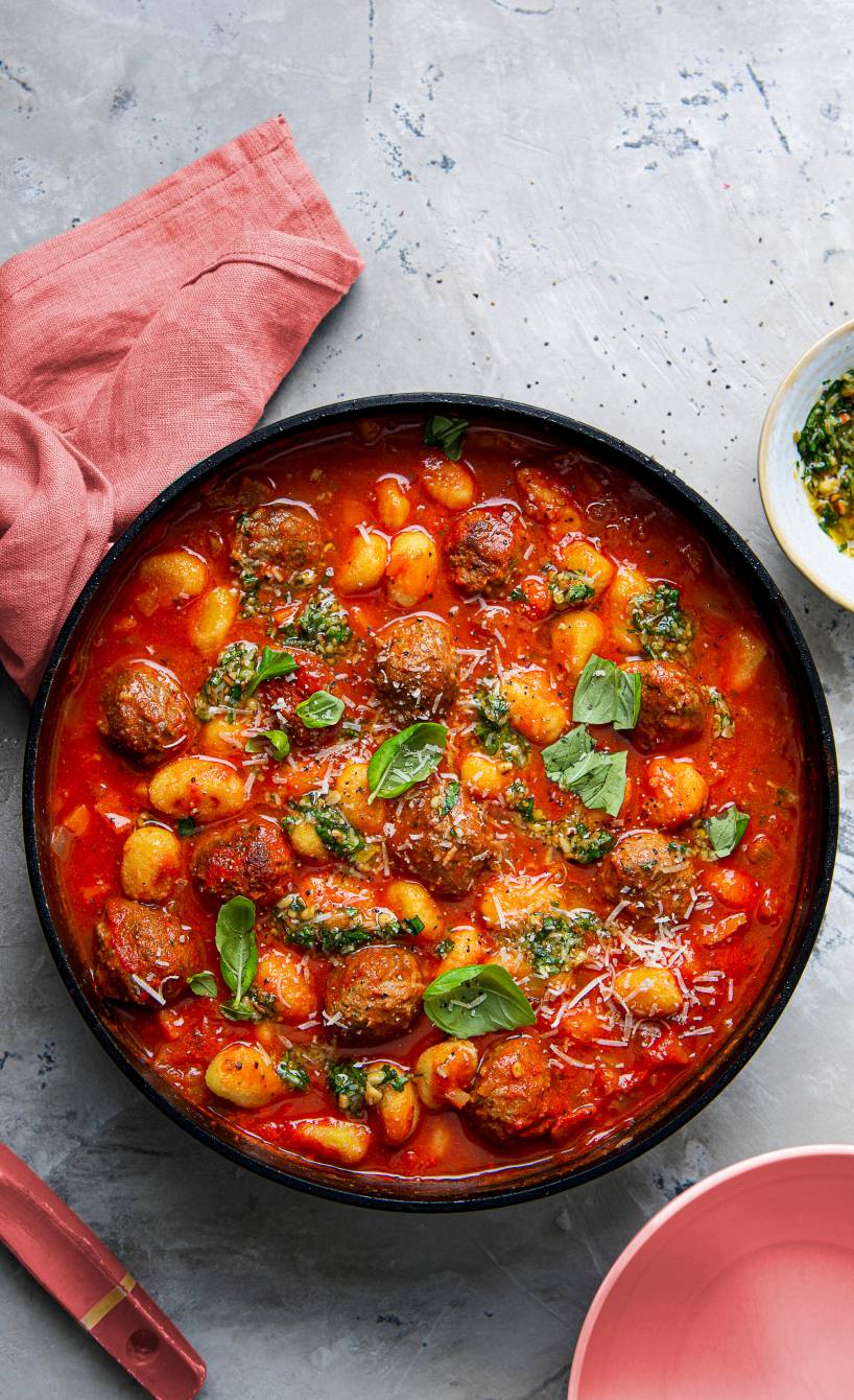 Tomatensuppe mit Fleischbällchen, Gnocchi und Basilikumpesto