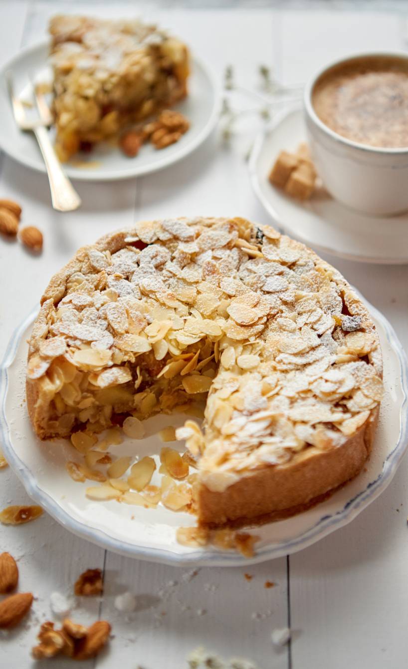 Florentiner Apfelkuchen angeschnitten auf einer Kuchenplatte