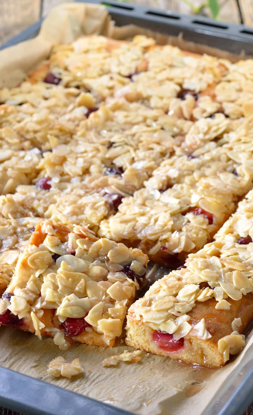 Selbstgebackener Florentiner Kirschkuchen in Stücke geschnitten auf einem Backblech