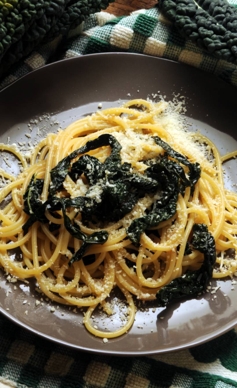 Spaghetti mit Palmkohl angerichtet auf einem Pastateller