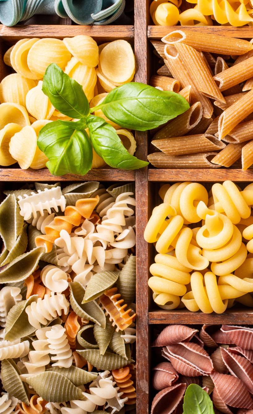 Viele verschiedene Pastasorten in einer Holzbox