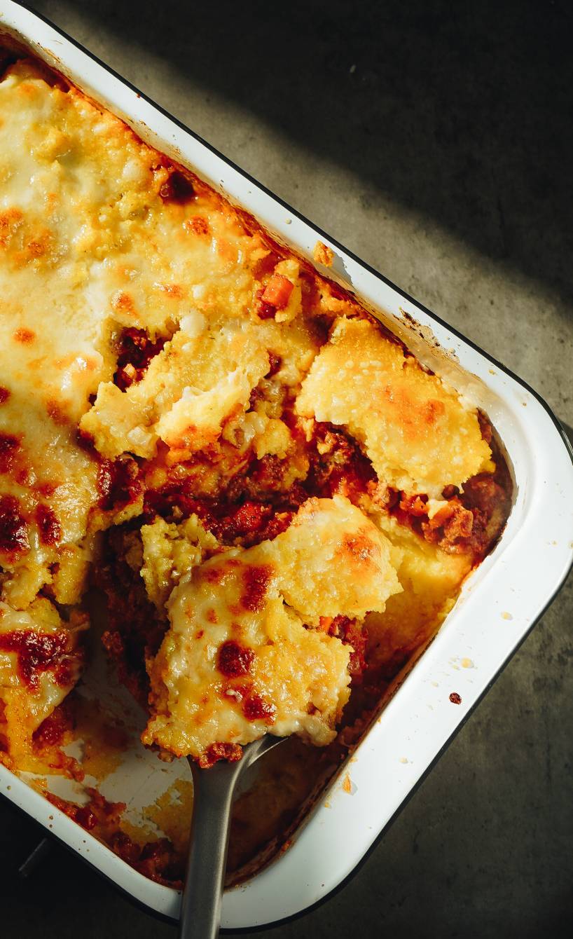 Polenta-Auflauf mit Hackfleisch in einer Auflaufform mit dicker Käsekruste