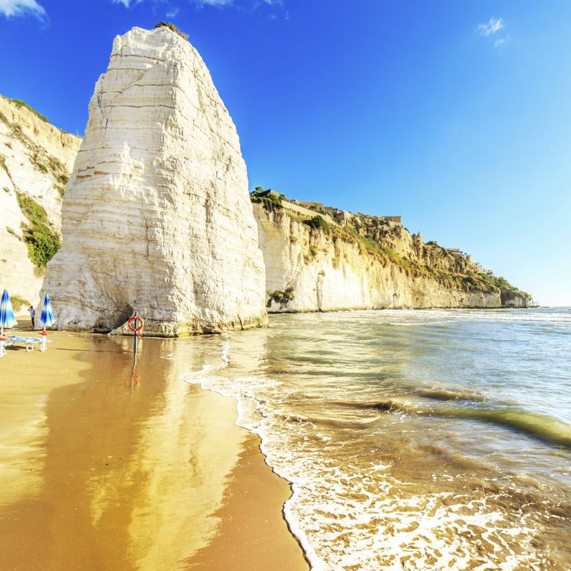 Langer Sandstrand an der Küste Apuliens