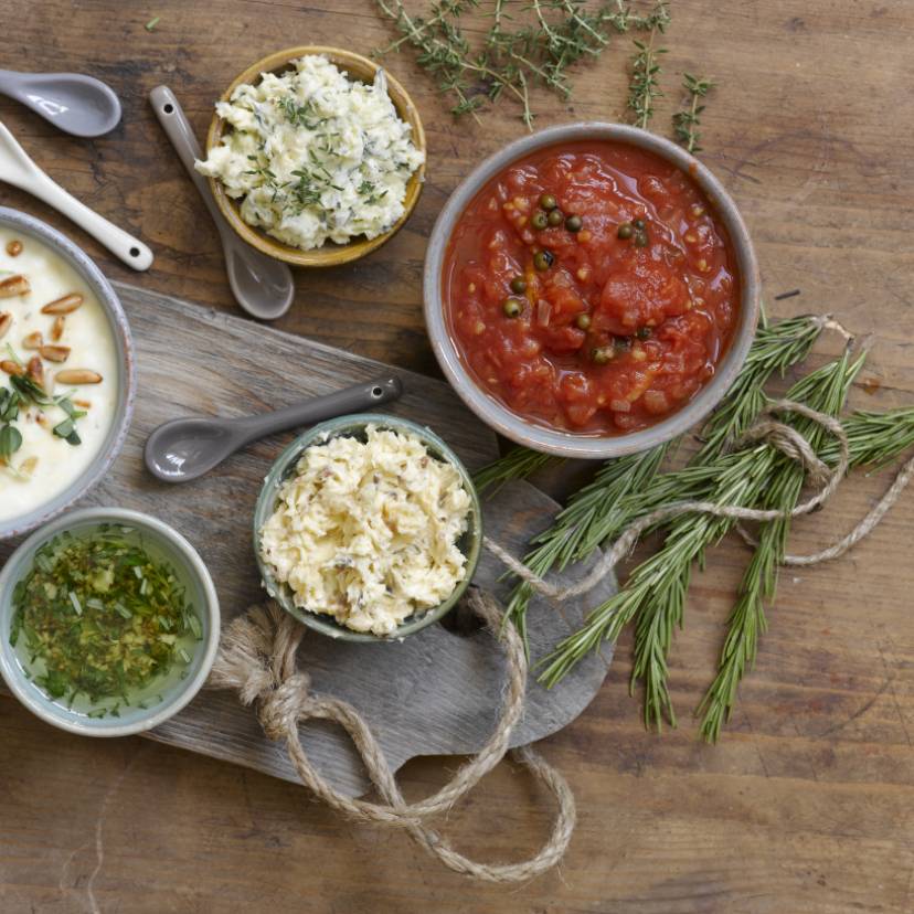 Verschiedene italienische Gewürze zum Koche auf einem Tisch