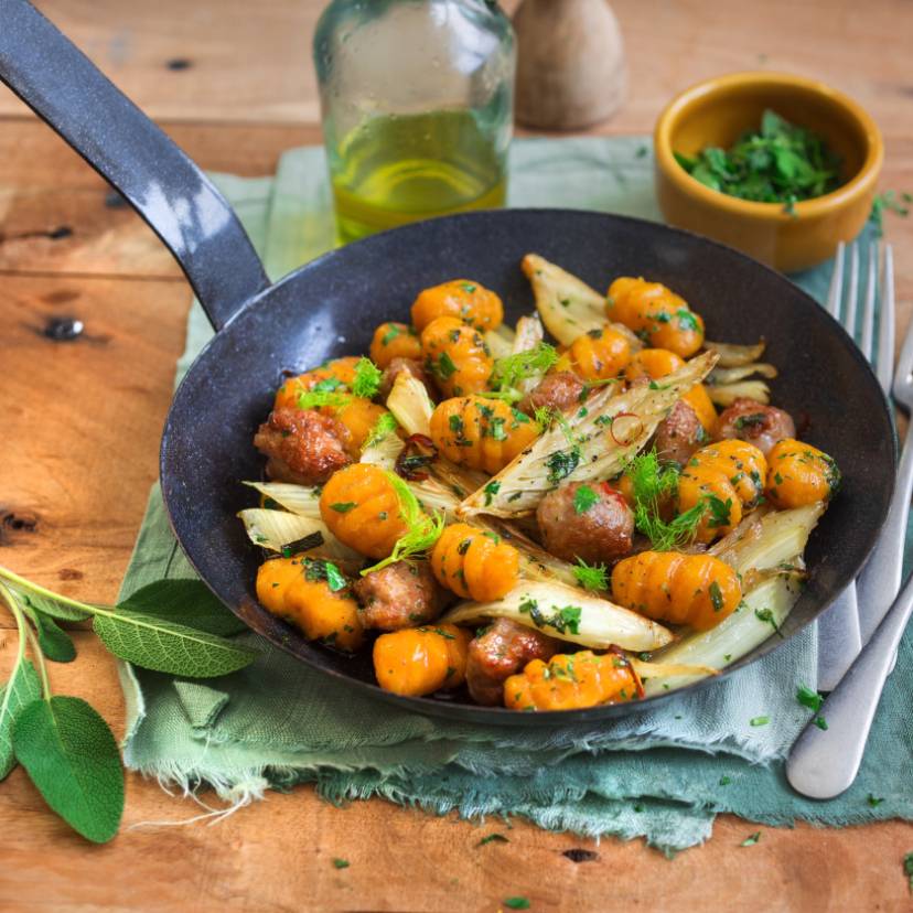 Kürbisgnocchi mit gebratener Salsiccia und Fenchel in einer Pfanne