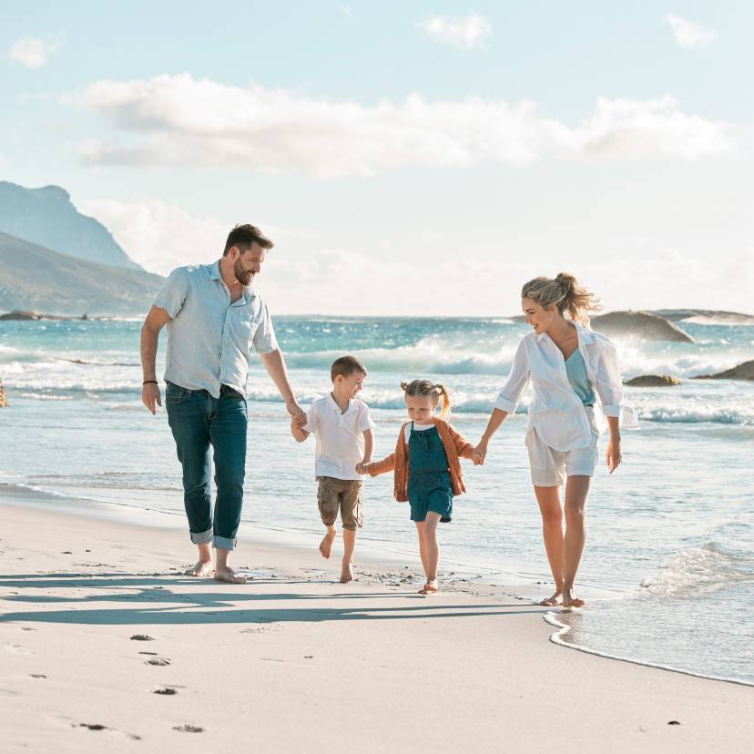 Familie an einem Strand in Italien